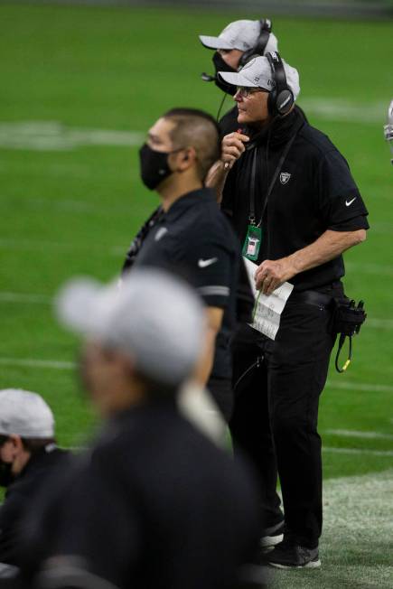Interim Raiders defensive coordinator Rod Marinelli looks on as the Los Angeles Chargers look t ...