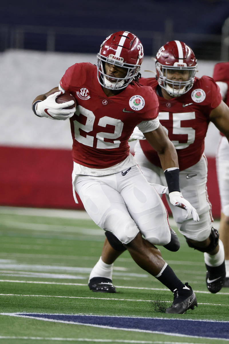 Alabama running back Najee Harris (22) runs against Notre Dame during the Rose Bowl NCAA colleg ...