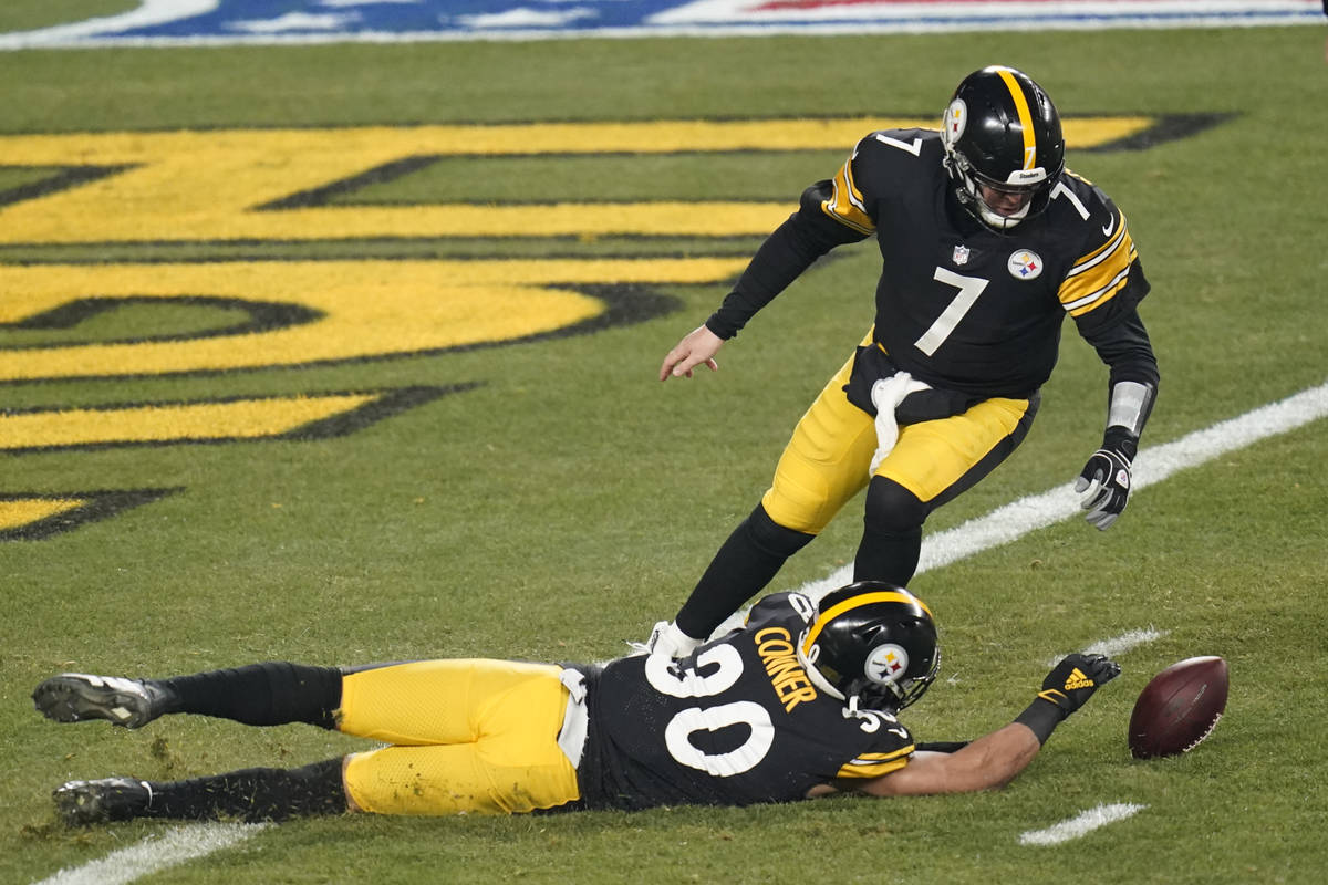 Pittsburgh Steelers running back James Conner (30) and quarterback Ben Roethlisberger can't rea ...