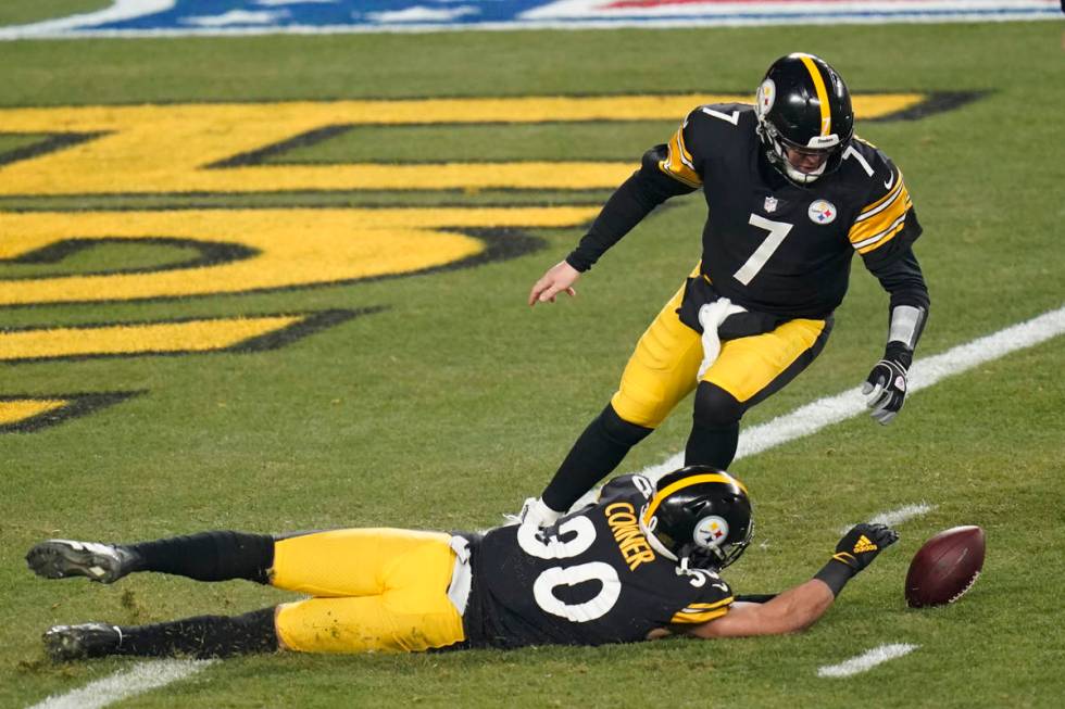 Pittsburgh Steelers running back James Conner (30) and quarterback Ben Roethlisberger can't rea ...