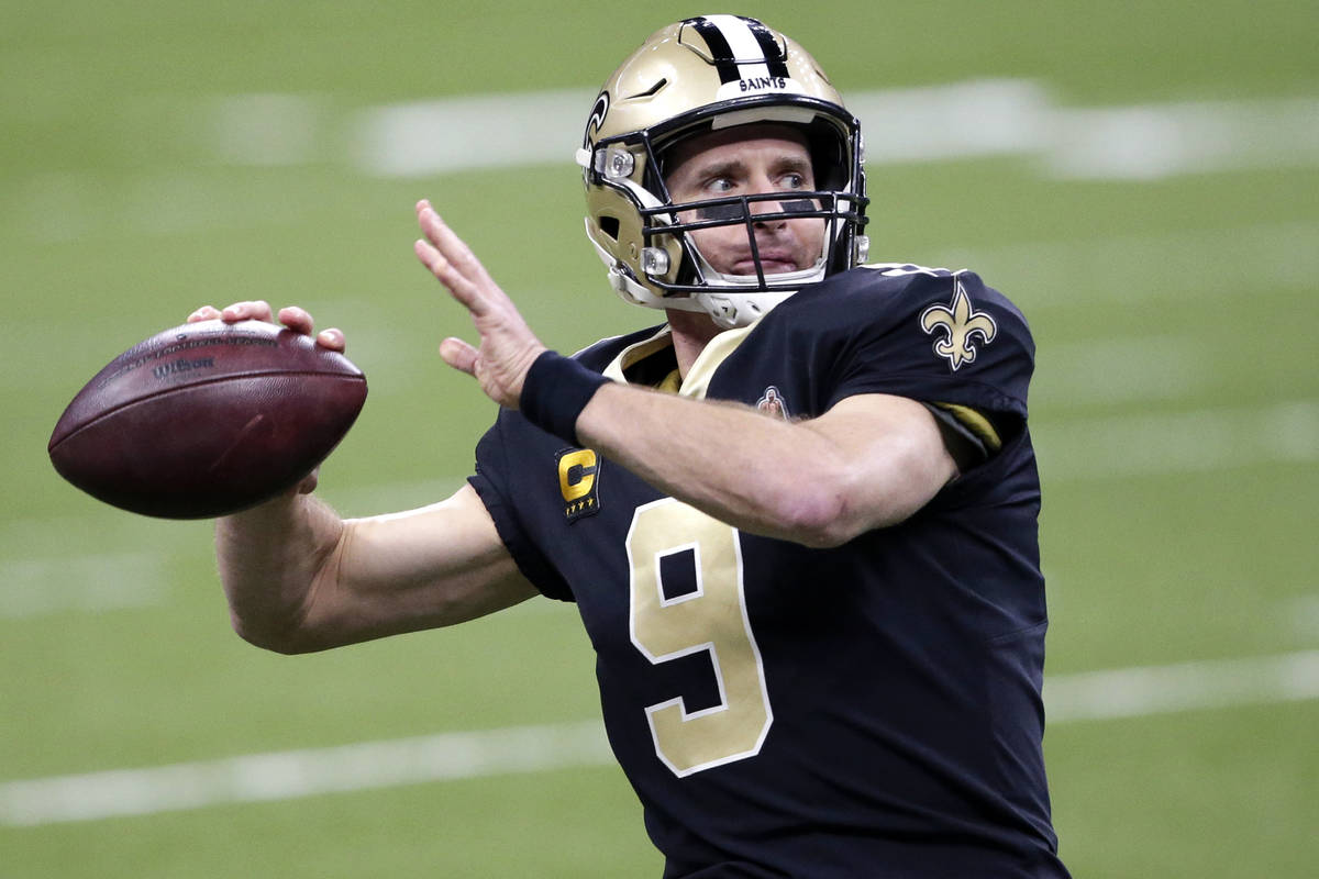New Orleans Saints quarterback Drew Brees (9) warms up before an NFL wild-card playoff football ...