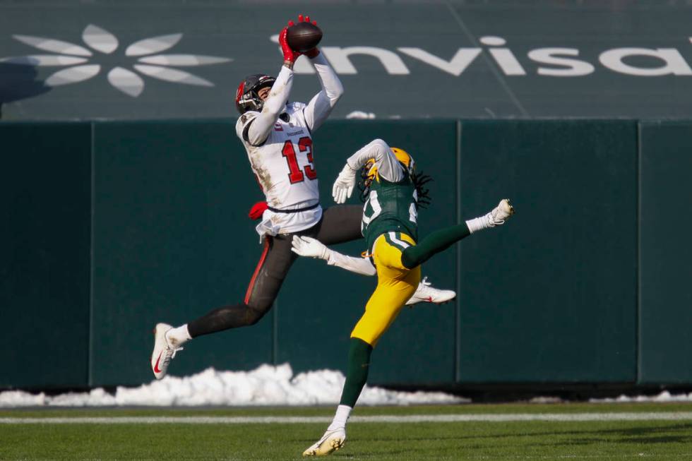 Tampa Bay Buccaneers' Mike Evans grabs a 15-yard touchdown pass against Green Bay Packers' Kevi ...