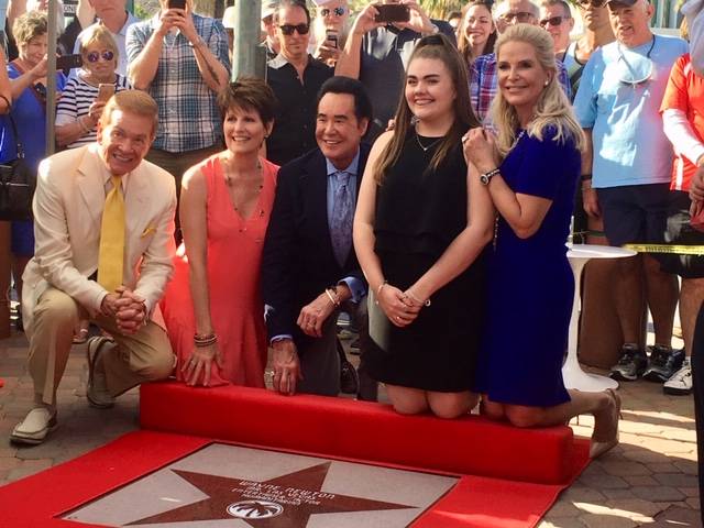 Wink Martindale, Lucie Arnaz, Wayne Newton, Lauren Newton and Kathleen Newton are shown with Wa ...