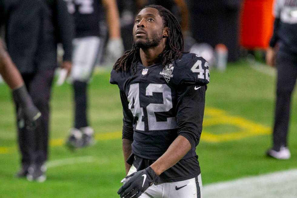 Raiders outside linebacker Cory Littleton (42) looks to the scoreboard as he heads to the locke ...