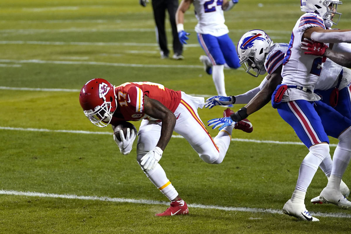 Kansas City Chiefs wide receiver Mecole Hardman, left, catches a 3-yard touchdown pass during t ...