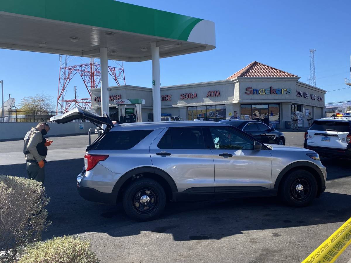 Las Vegas police investigate a stabbing at the Snackers convenience store at Valley View Boulev ...