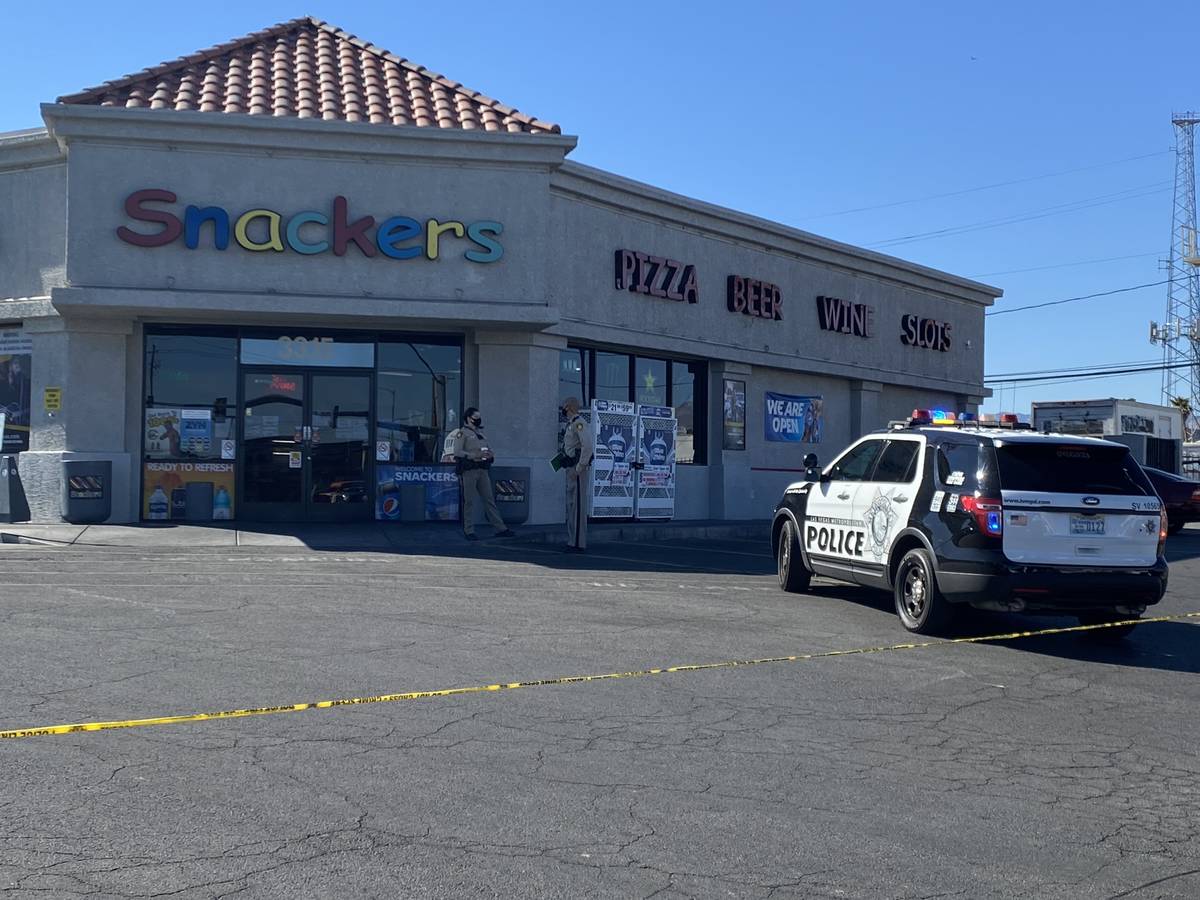 Las Vegas police investigate a stabbing at the Snackers convenience store at Valley View Boulev ...