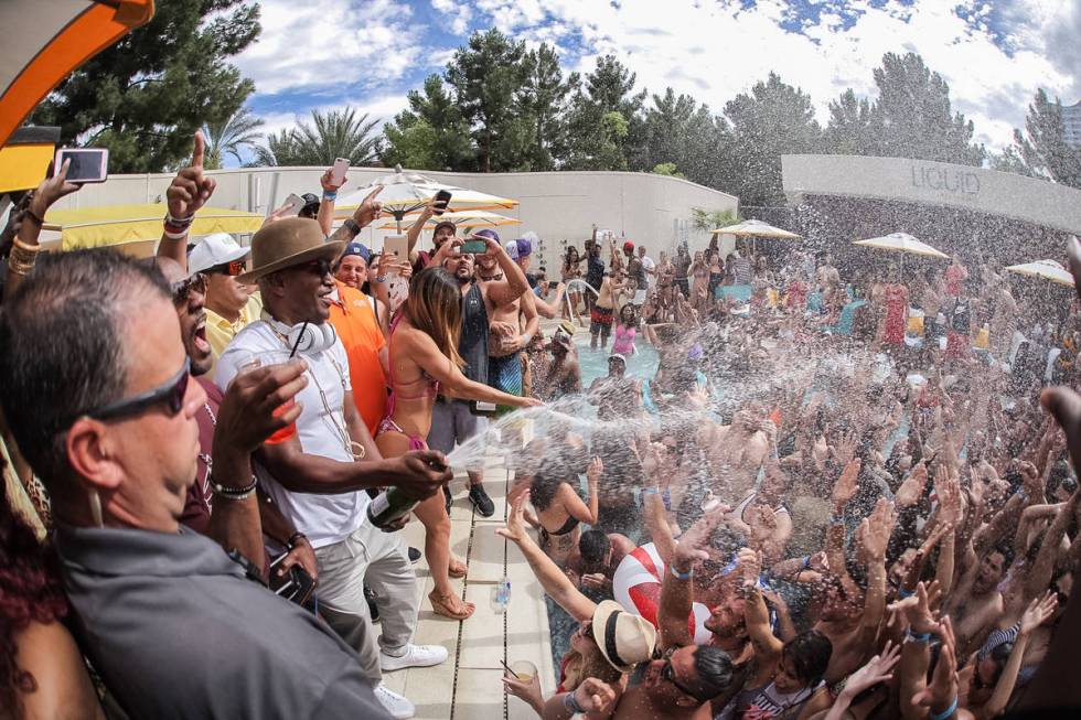 Jamie Foxx sprays champagne at partygoers at Liquid Pool Lounge at Aria. (Tony Tran)