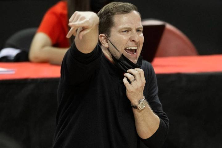 UNLV Rebels head coach T.J. Otzelberger calls a play in the second half during an NCAA men&#xd5 ...