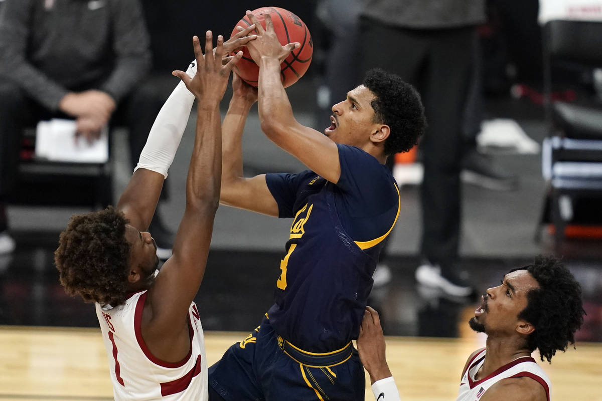 California's Jarred Hyder (3) shoots over Stanford's Daejon Davis left, and Bryce Wills during ...