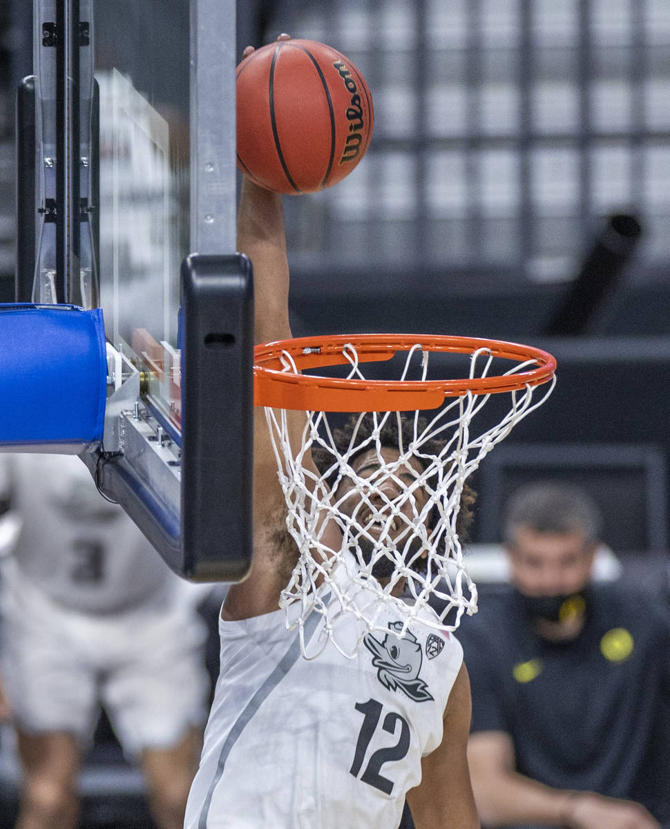 Oregon Ducks guard LJ Figueroa (12) sets up to dunk the ball versus the Arizona State Sun Devil ...