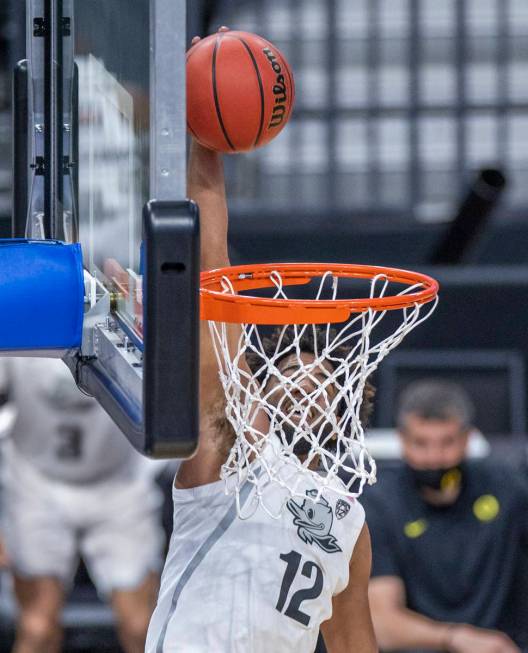 Oregon Ducks guard LJ Figueroa (12) sets up to dunk the ball versus the Arizona State Sun Devil ...