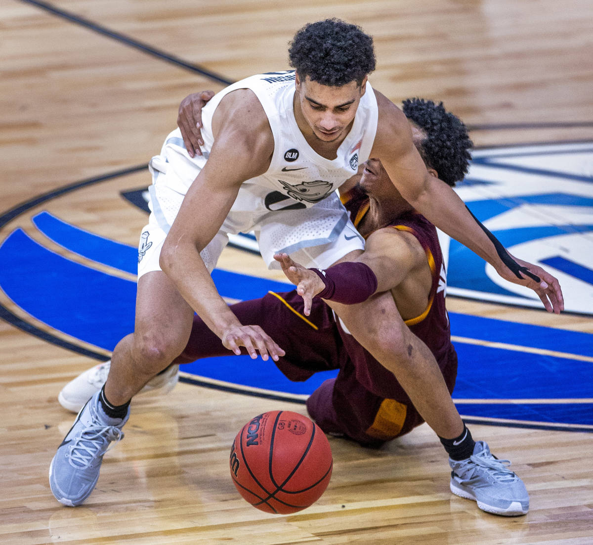 Oregon Ducks guard Will Richardson (0) dribbles out of a steal attempt by Arizona State Sun Dev ...