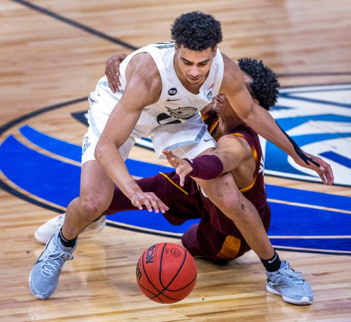 Oregon Ducks guard Will Richardson (0) dribbles out of a steal attempt by Arizona State Sun Dev ...