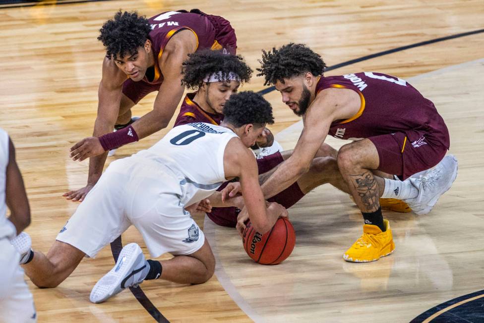 (Clockwise from bottom) Oregon Ducks guard Will Richardson (0) battles for a loose ball with Ar ...