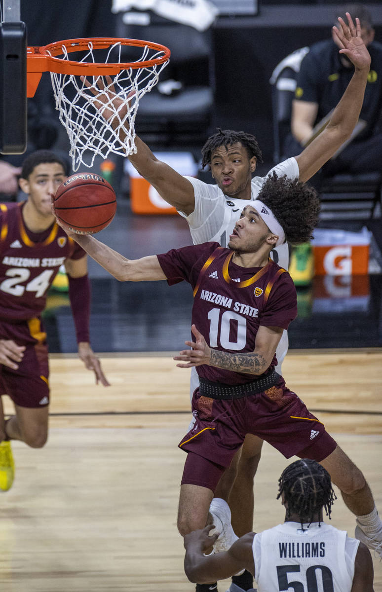 Arizona State Sun Devils guard Jaelen House (10) beats Oregon Ducks forward Chandler Lawson (13 ...