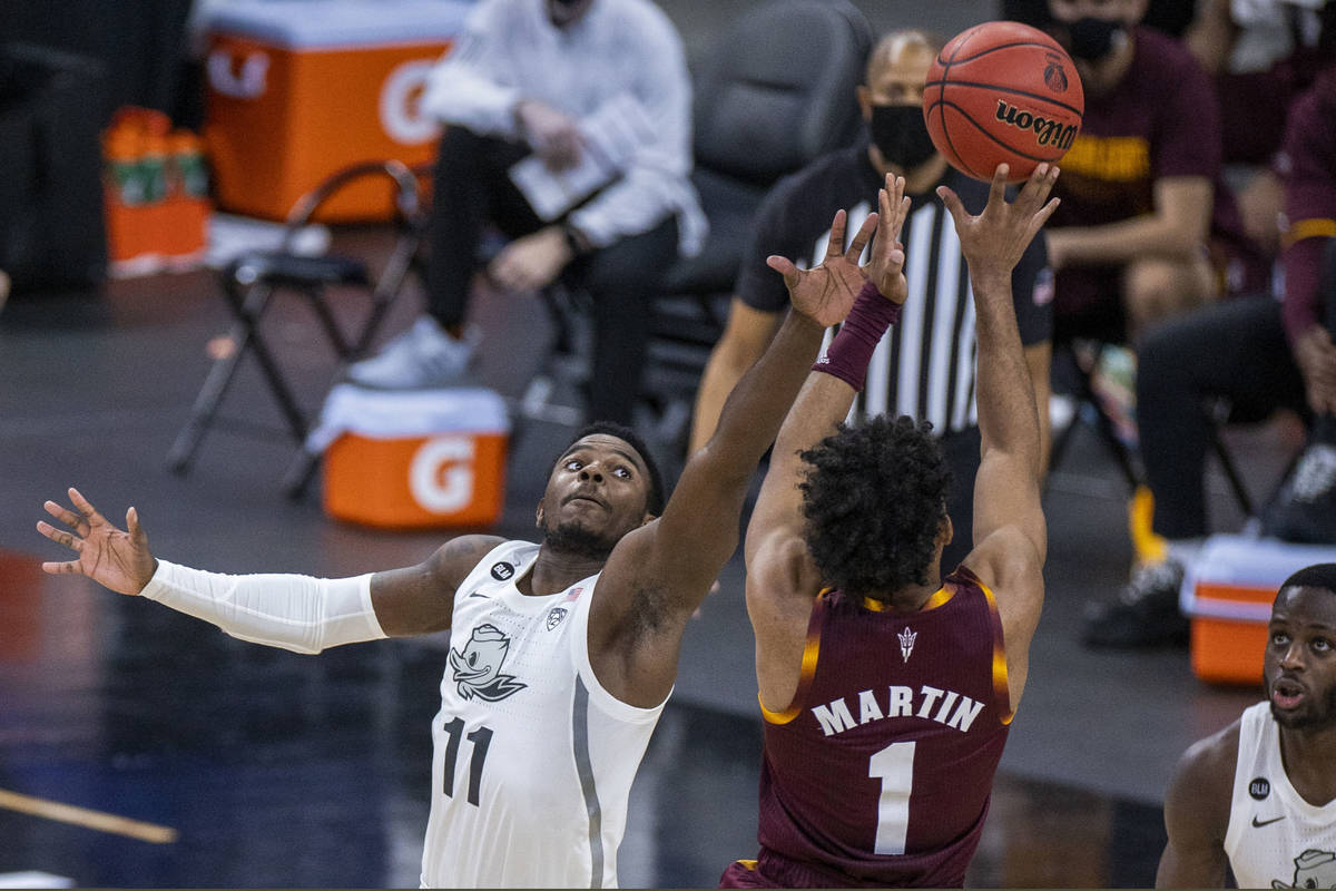 Oregon Ducks guard Amauri Hardy (11) attempts a block as Arizona State Sun Devils guard Remy Ma ...