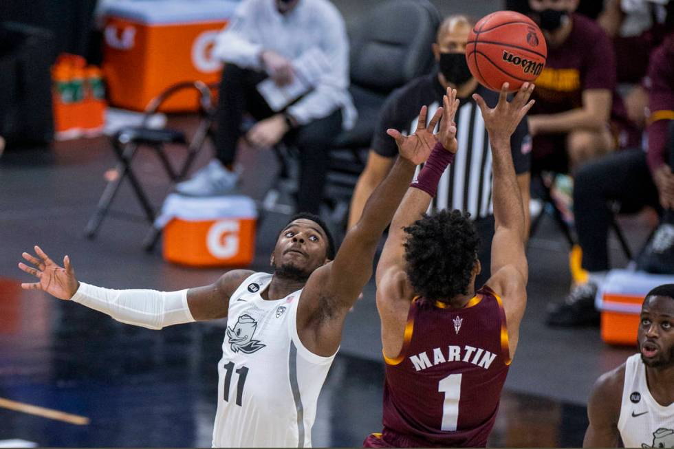 Oregon Ducks guard Amauri Hardy (11) attempts a block as Arizona State Sun Devils guard Remy Ma ...