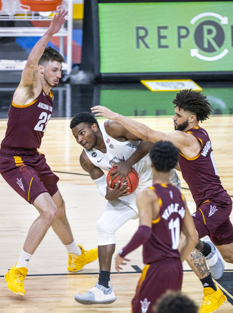 Oregon Ducks guard Amauri Hardy (11) drives through the defense of Arizona State Sun Devils for ...