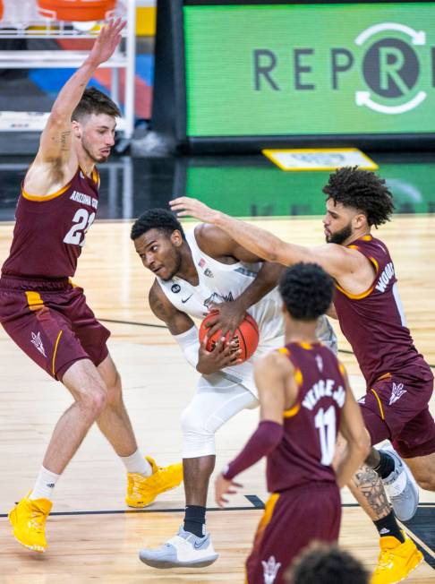 Oregon Ducks guard Amauri Hardy (11) drives through the defense of Arizona State Sun Devils for ...