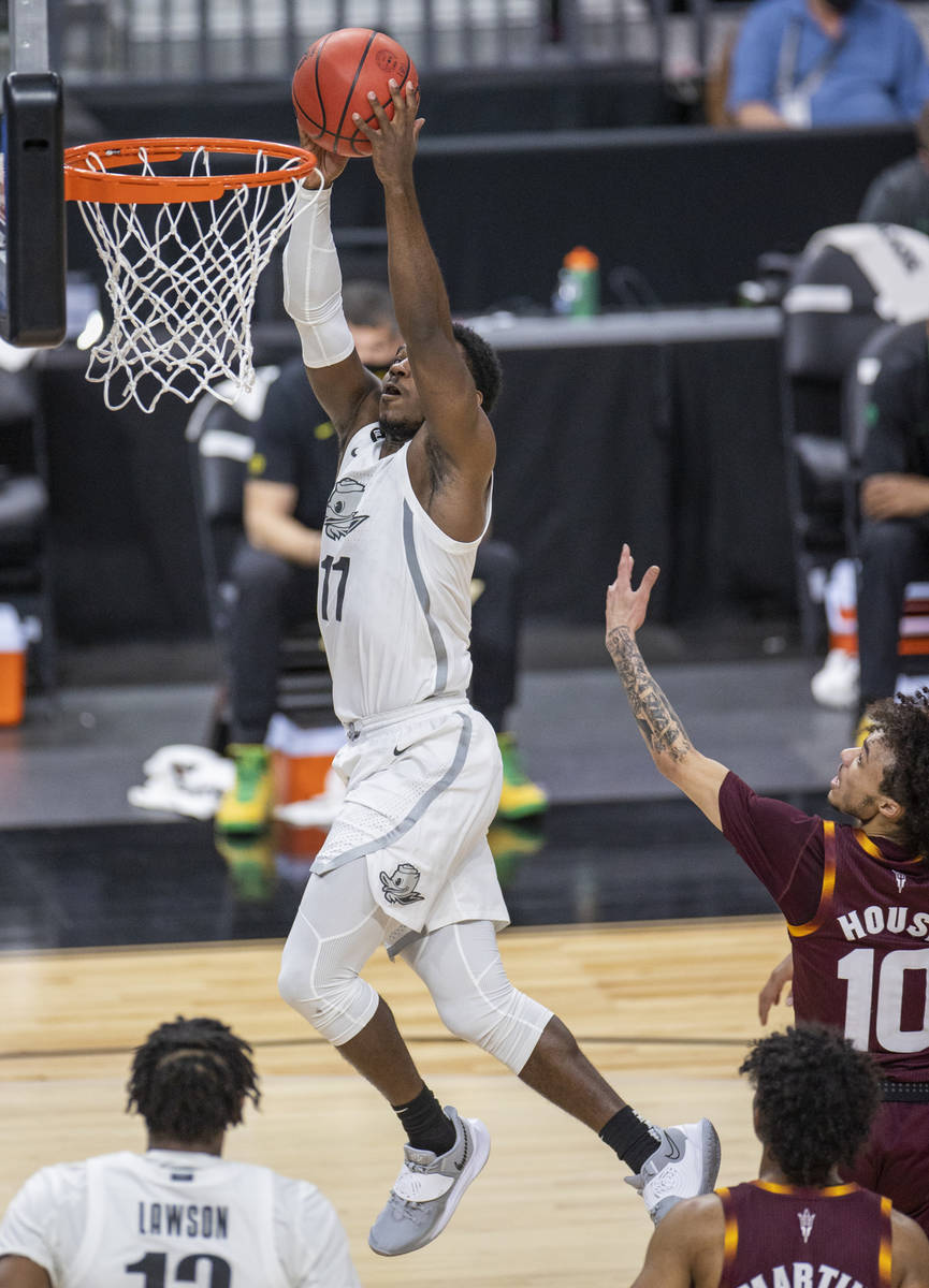 Oregon Ducks guard Amauri Hardy (11) readies to dunk the ball after breaking past Arizona State ...