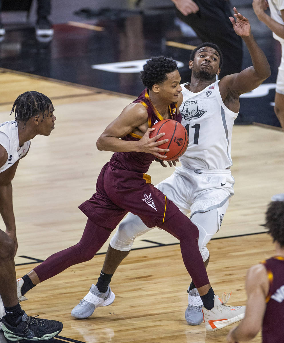 Arizona State Sun Devils guard Alonzo Verge Jr. (11) receives a charge on Oregon Ducks guard Am ...