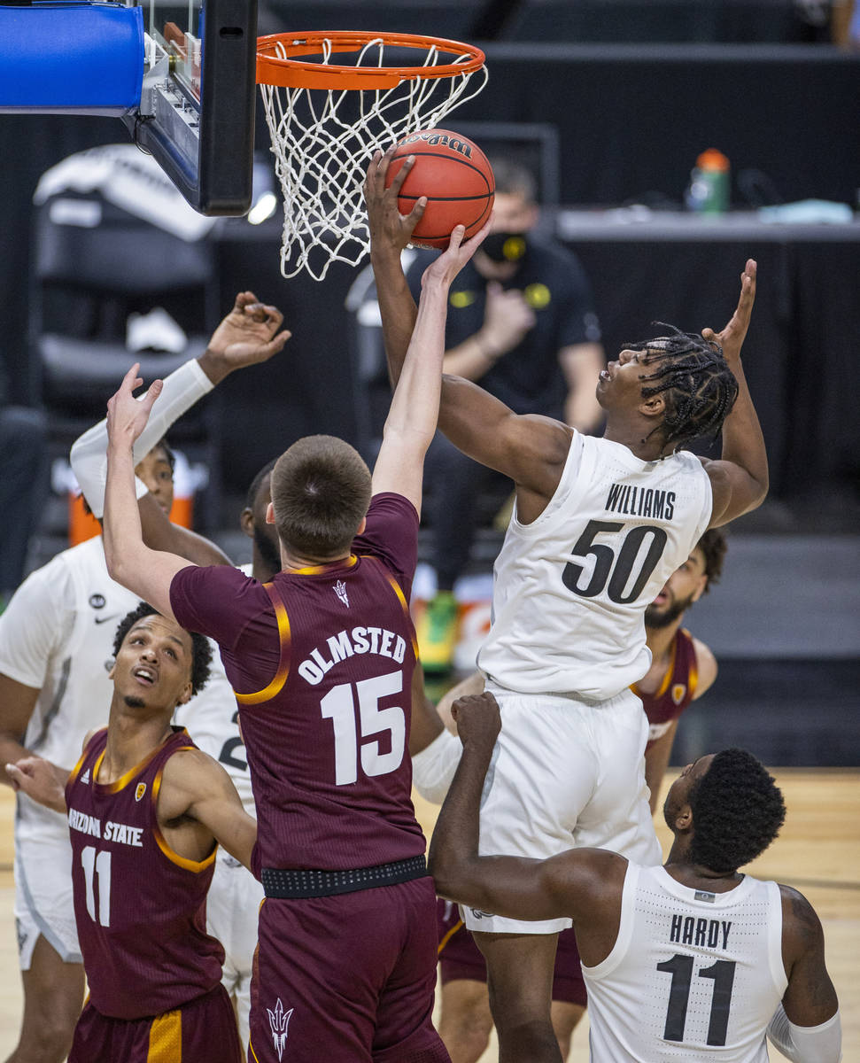 Arizona State Sun Devils forward John Olmsted (15) and Oregon Ducks forward Eric Williams Jr. ( ...