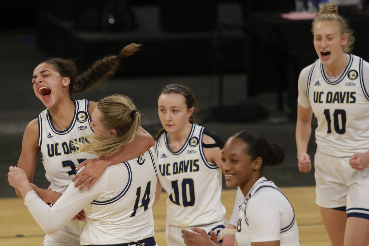 UC Davis' Cierra Hall (32), far left, celebrates with teammate UC Davis' Emma Gibb (14) after t ...