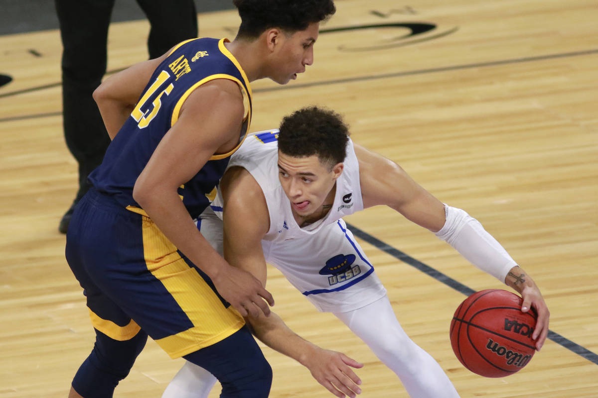 UC Santa Barbara's JaQuori McLaughlin (3) keeps possession of the ball from UC Irvine's Jeron A ...