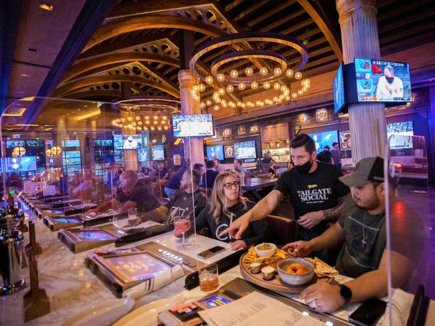 Guests eat dinner at Tailgate Social at Palace Station Friday. (Benjamin Hager/Las Vegas Review ...