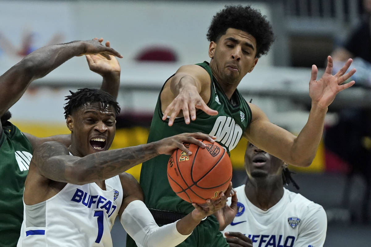 Buffalo's LaQuill Hardnett, left, grabs a rebound ahead of Ohio's Ben Roderick during the secon ...