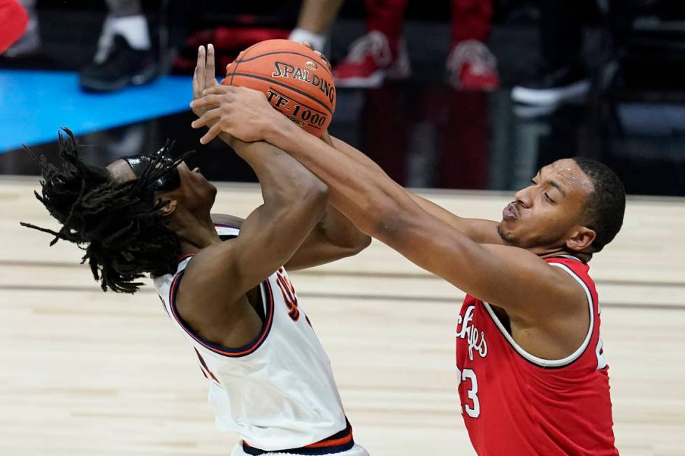 Illinois's Ayo Dosunmu (11) is tied up by Ohio State's Zed Key (23) during the first half of an ...