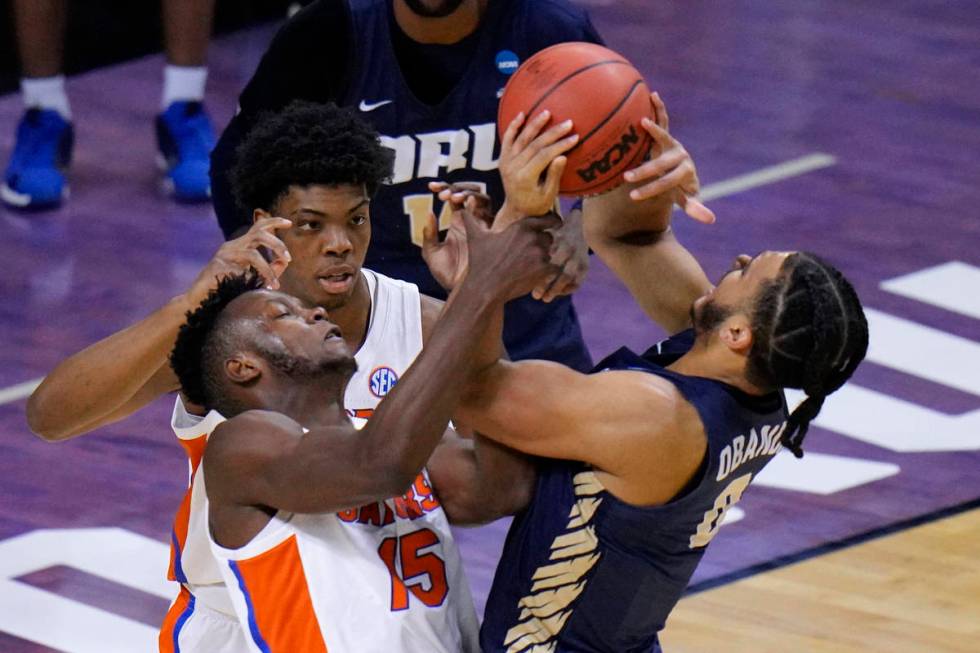 Florida forward Osayi Osifo (15) tries to steal the ball from Oral Roberts forward Kevin Obanor ...