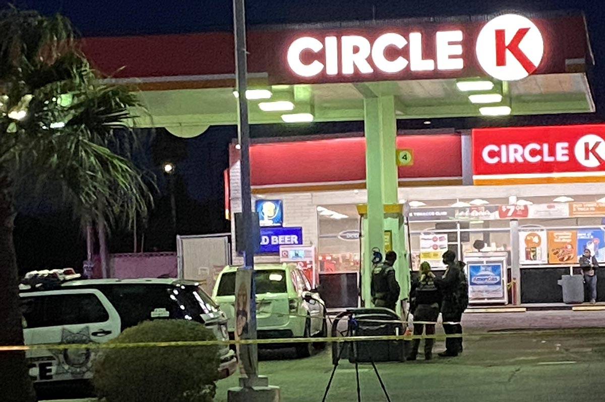 Las Vegas police officers investigate a homicide at a Circle K convenience store on Monday, Mar ...