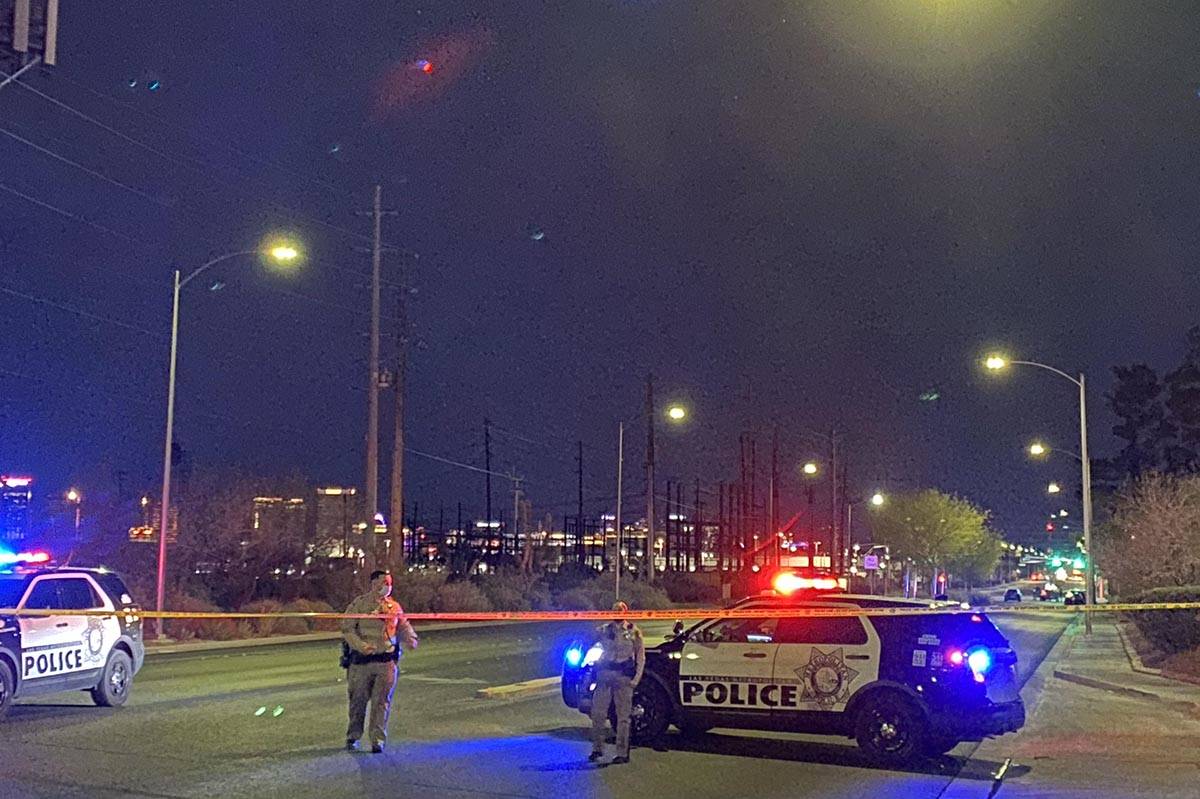 Las Vegas police officers block South Valley View Boulevard for a homicide investigation on Mon ...