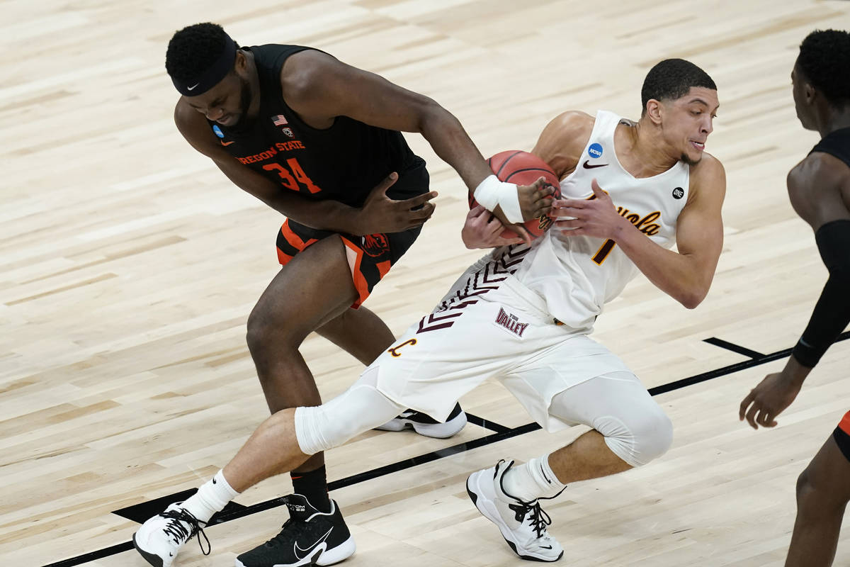 Loyola Chicago guard Lucas Williamson (1) fights for a loose ball with Oregon State forward Rod ...