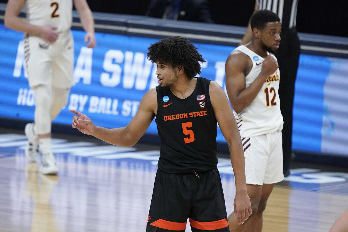 Oregon State guard Ethan Thompson (5) celebrates in front of Loyola Chicago guard Marquise Kenn ...