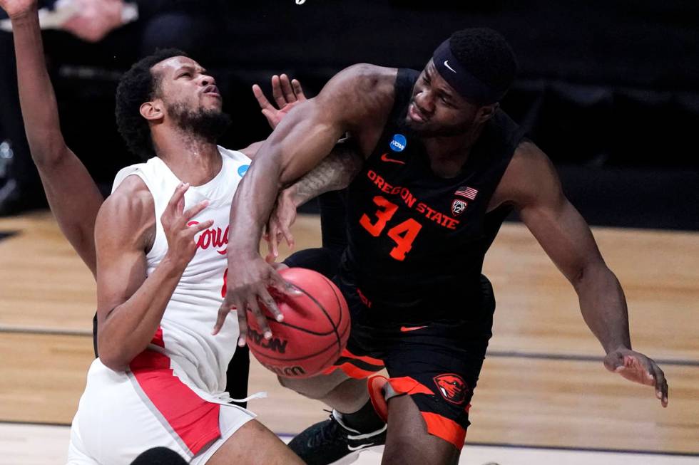 Oregon State forward Rodrigue Andela (34) blocks a shot by Houston forward Justin Gorham (4) du ...