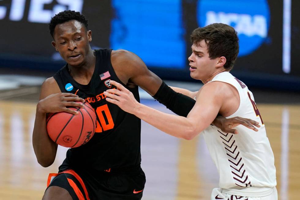 Oregon State forward Warith Alatishe (10) drives past Loyola Chicago guard Braden Norris (4) du ...