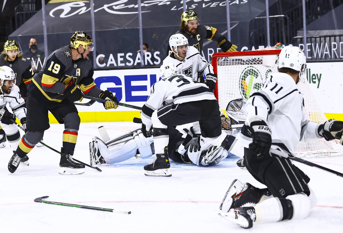 Golden Knights' Reilly Smith (19) scores past Los Angeles Kings goaltender Jonathan Quick and d ...