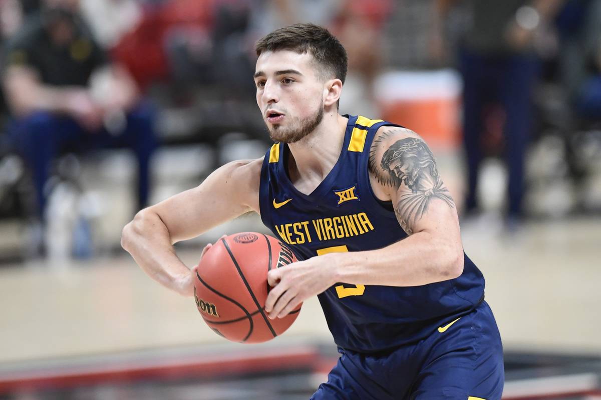 West Virginia's Jordan McCabe (5) passes the ball during the first half of an NCAA college bask ...