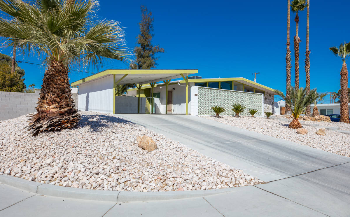A sale is pending on a classic mid-century modern home at 1606 Pawnee Drive in Las Vegas. (Trev ...