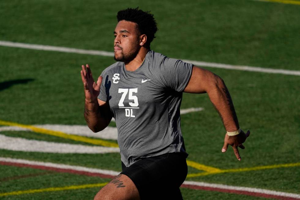 Southern California guard Alijah Vera-Tucker (75) participates in the school's pro day football ...