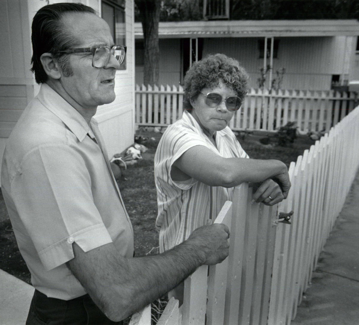 Residents close to the leak stand outside a home on May 6, 1991, in Henderson. (Las Vegas Revie ...