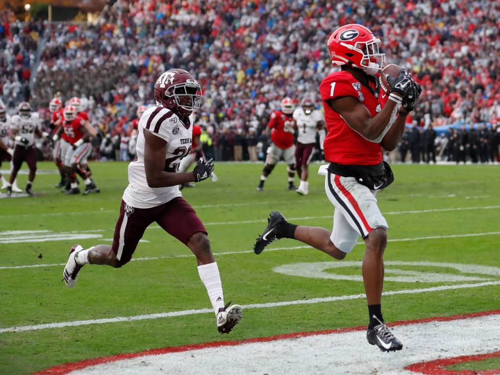 Georgia wide receiver George Pickens (1) makes a catch for a touchdown as Texas A&M defensive b ...