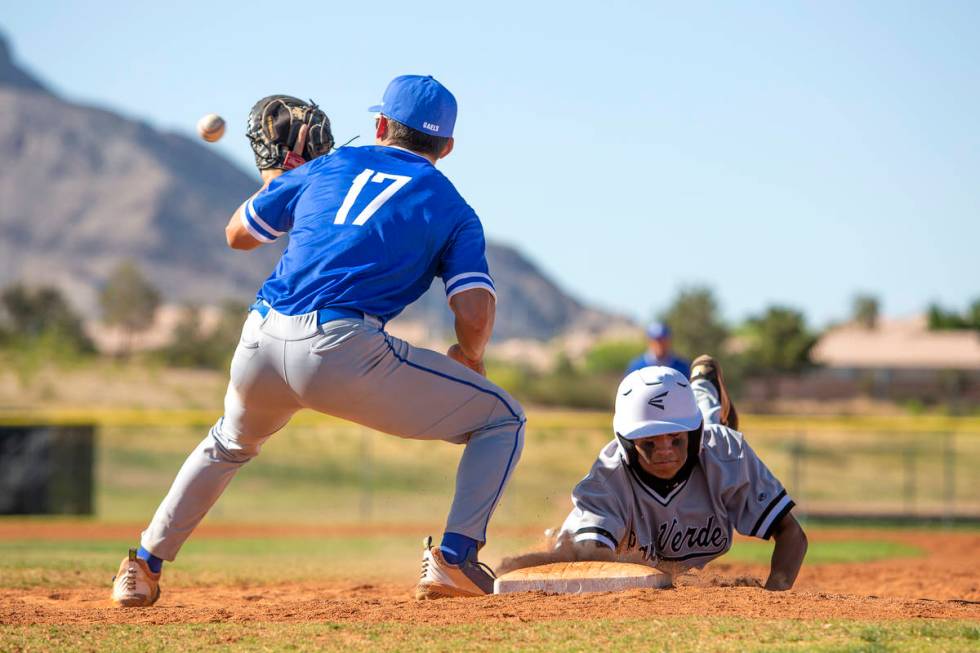 Bishop Gorman's first baseman Tai Nguyen (17) looks to catch while Palo Verde's outfielder Zach ...