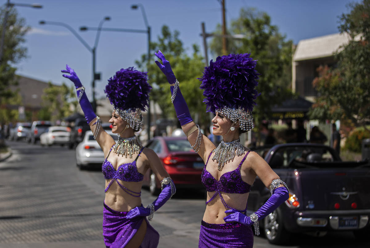 Showgirls Andrea Russ, right, and Sara Vandewater wave at pedestrians during the Las Vegas Days ...