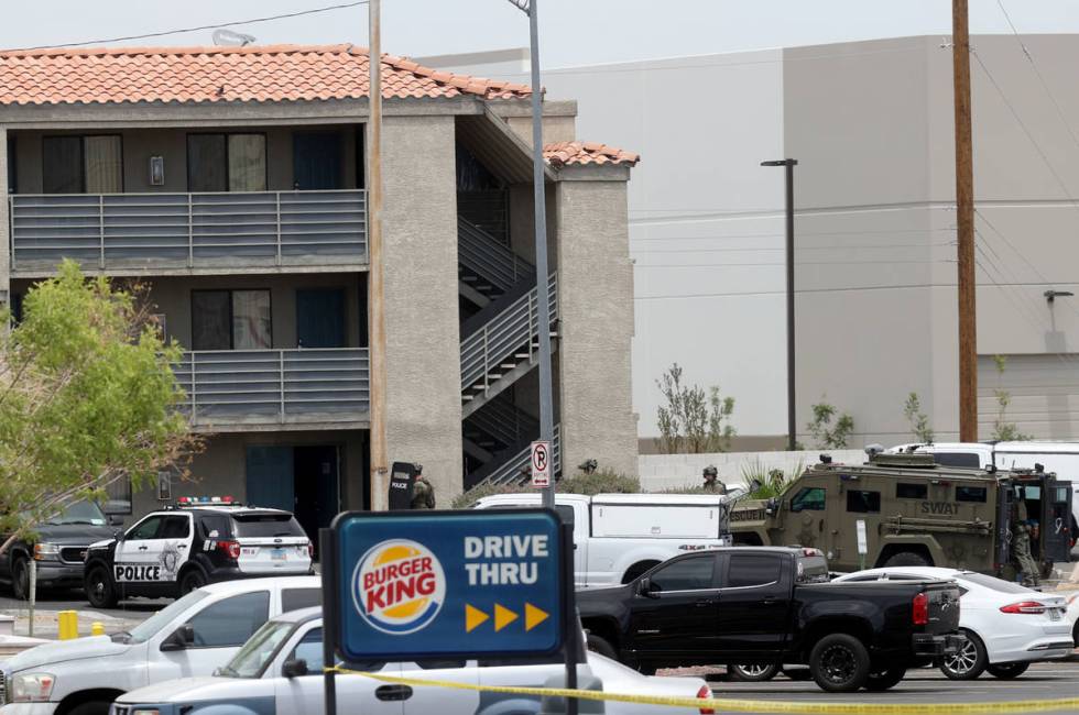 La policía de Las Vegas trabaja en una situación de barricada en el motel Highland Inn en Dea ...