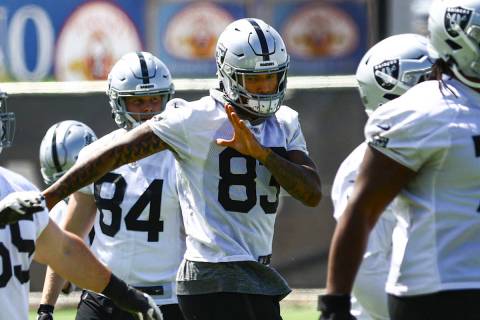 Raiders tight end Darren Waller (83) warms up with teammates during NFL football practice at Ra ...