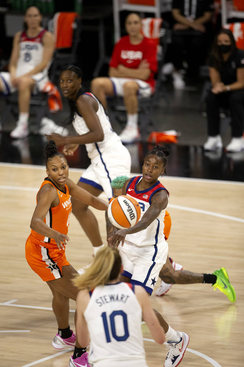 U.S. Women's National Team's Jewell Loyd (4) passes to her teammate Breanna Stewart (10) while ...
